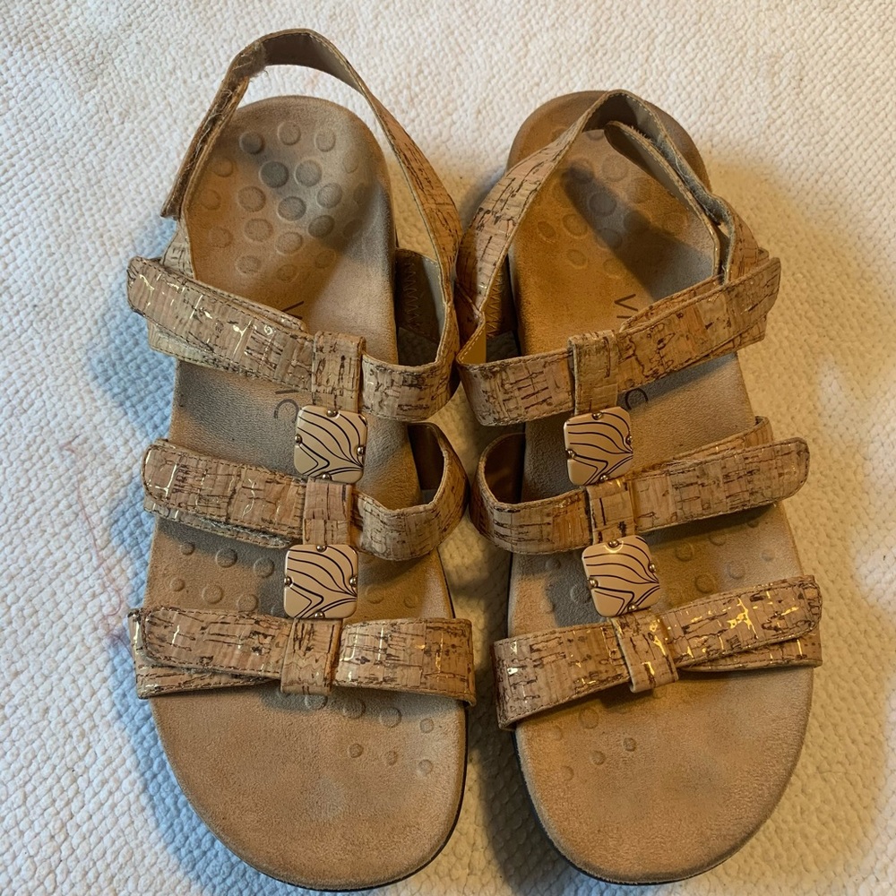 VIONIC 10 amber sandals
